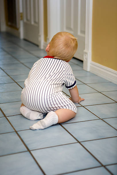bebê olhando para baixo câmara escura - baby tile crawling tiled floor imagens e fotografias de stock