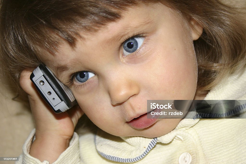 少女と cel 電話 - コミュニケーションのロイヤリティフリーストックフォト