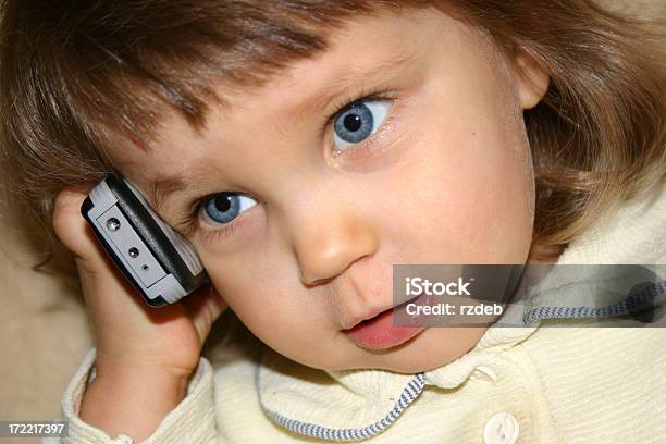少女と Cel 電話 - コミュニケーションのストックフォトや画像を多数ご用意 - コミュニケーション, コンセプト, ポートレート