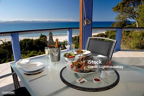 Elegante Meeresfrüchteabendessen Für Zwei Mit Blick Auf Die Byron Bay Stockfoto und mehr Bilder von Uferviertel