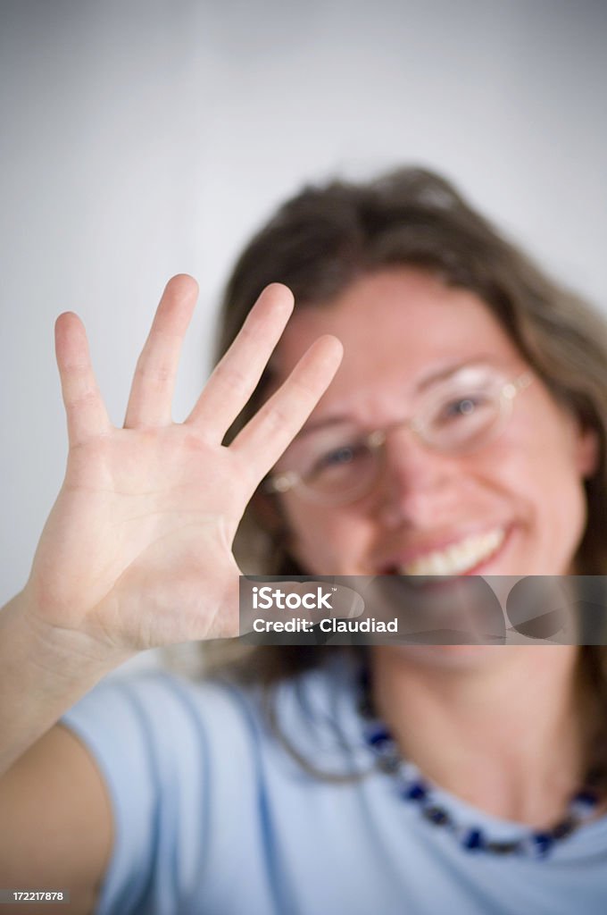 Jeune femme tenant la main - Photo de Chiffre 5 libre de droits