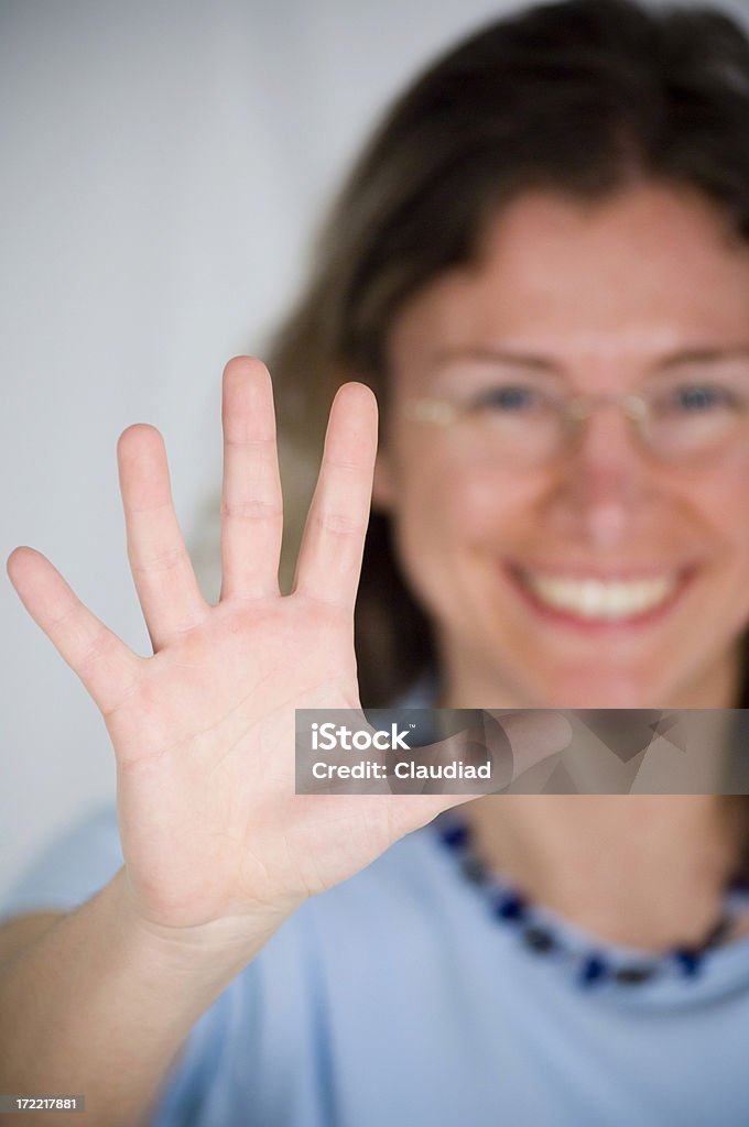 Junge Frau hält hand - Lizenzfrei Fünf Gegenstände Stock-Foto