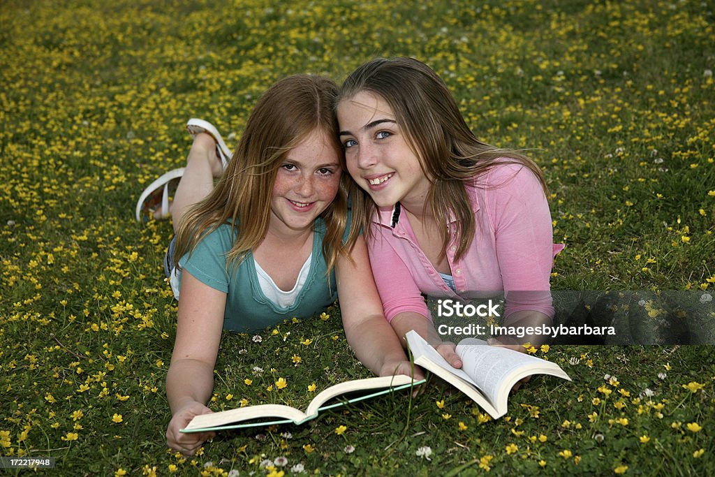 Freundinnen lesen - Lizenzfrei 12-13 Jahre Stock-Foto