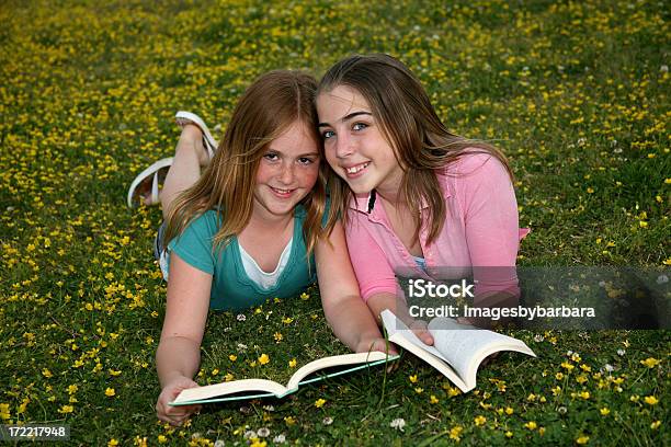 Freundinnen Lesen Stockfoto und mehr Bilder von 12-13 Jahre - 12-13 Jahre, 14-15 Jahre, 16-17 Jahre