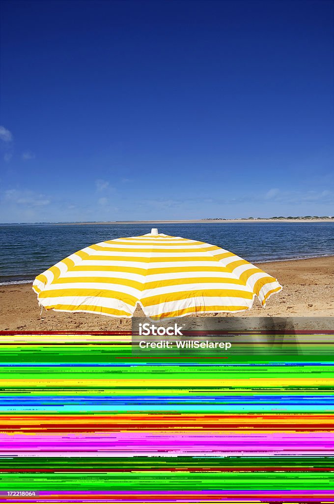 Mujer en la playa - Foto de stock de Parasol - Accesorio personal libre de derechos