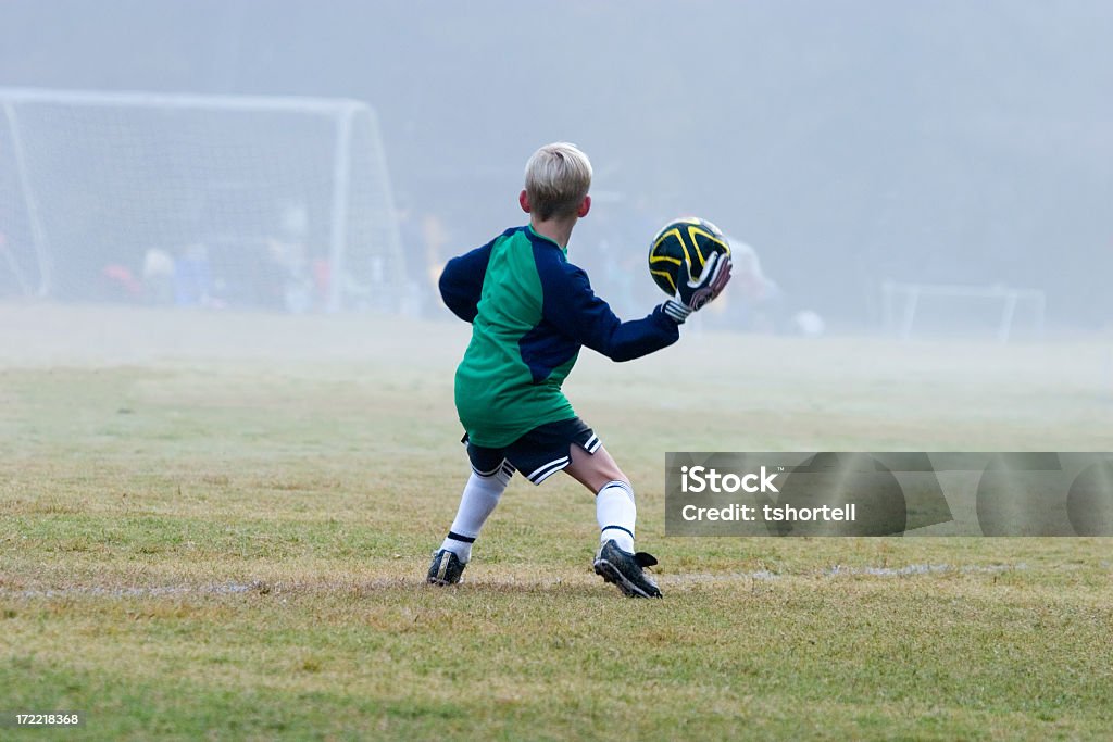 Jovens goleiro sobre organizar uma bola de futebol - Foto de stock de Arremessar royalty-free