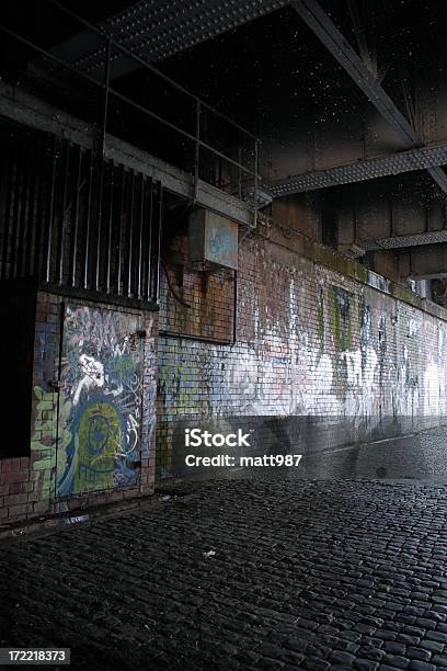 Percorso Scuro - Fotografie stock e altre immagini di Graffiti - Graffiti, Muro, Muro di recinzione