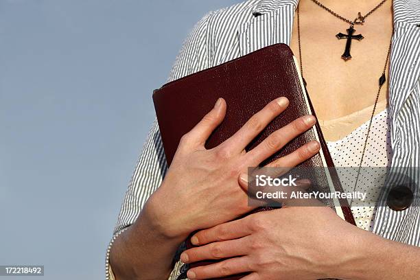 Segurando A Bíblia - Fotografias de stock e mais imagens de Colar - Colar, Cruz religiosa, Adulto
