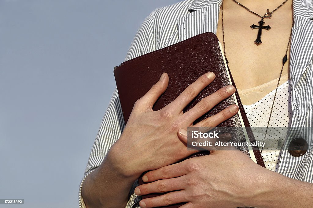 Держит Библия - Стоковые фото Ожерелье роялти-фри