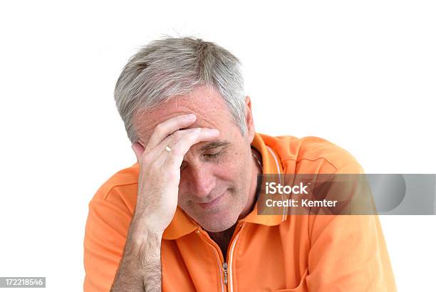 Depresiva Hombre Foto de stock y más banco de imágenes de Angustiado - Angustiado, Hombres mayores, Fondo blanco