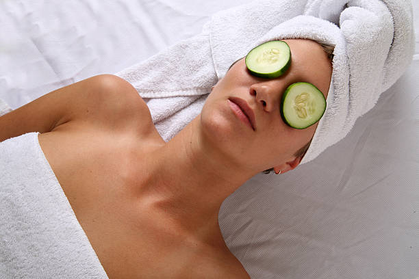 kobieta w spa z ogórkiem - cucumber human eye spa treatment health spa zdjęcia i obrazy z banku zdjęć