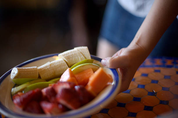 завтрак подается - serving food fruit salad human hand стоковые фото и изображени�я