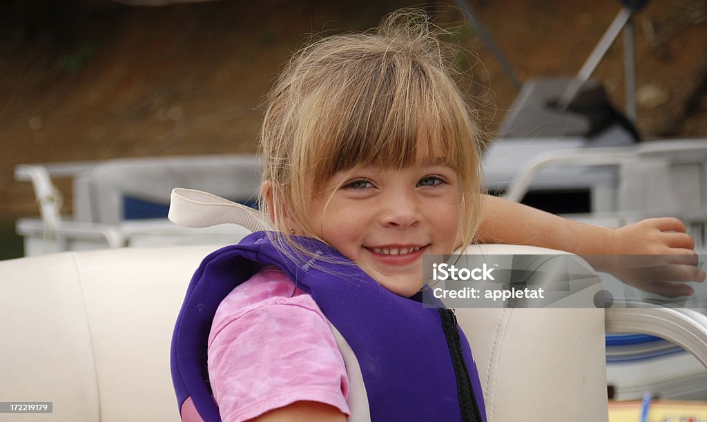 Маленькая девочка на лодке - Стоковые фото Лодка-понтон роялти-фри