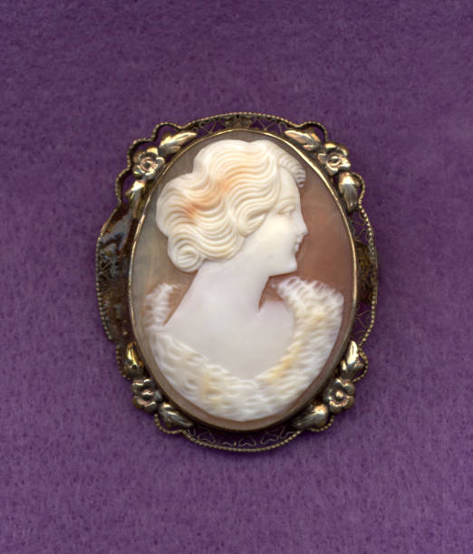 camée lady - antique brooch jewelry cameo photos et images de collection