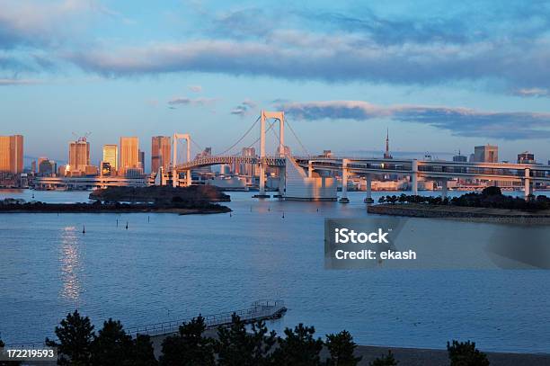 Tokio Die Rainbow Bridge Skyline Bei Sonnenaufgang Stockfoto und mehr Bilder von Asien