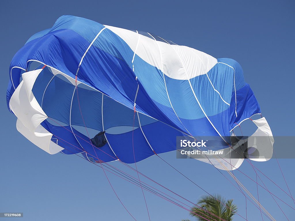 PARACHUTE ASCENSIONEL S'effondrer - Photo de Parachute libre de droits