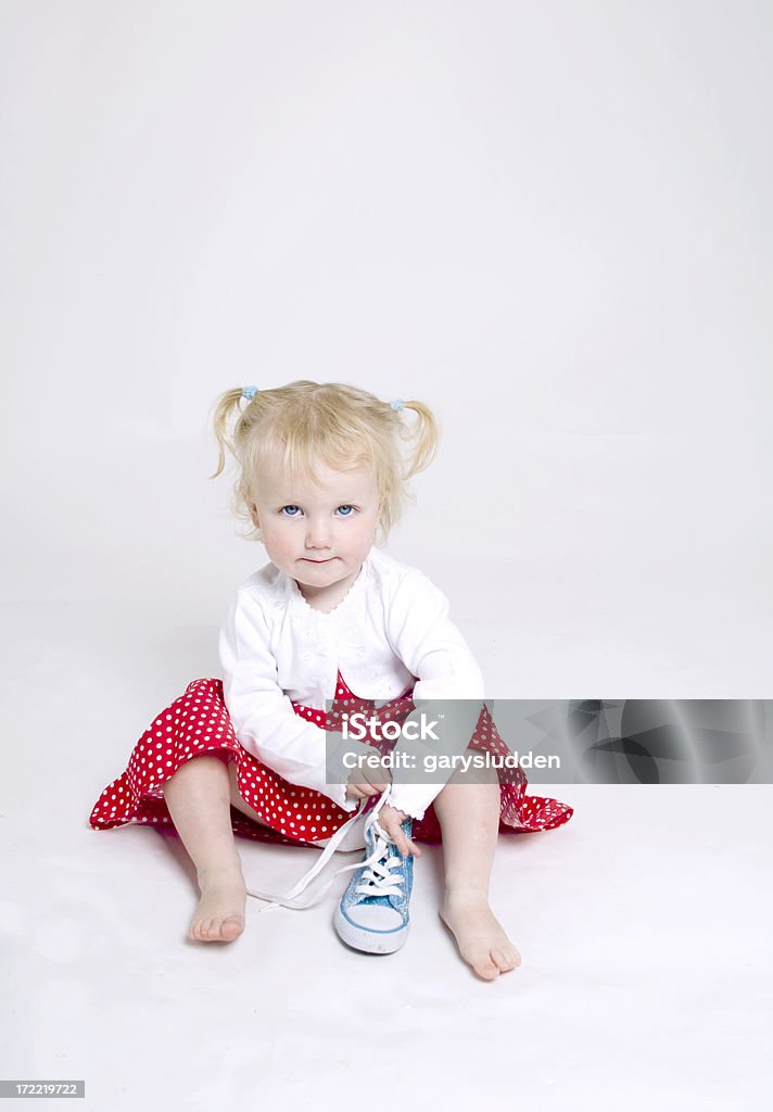 Quiero usar estos zapatos - Foto de stock de Niño pequeño libre de derechos