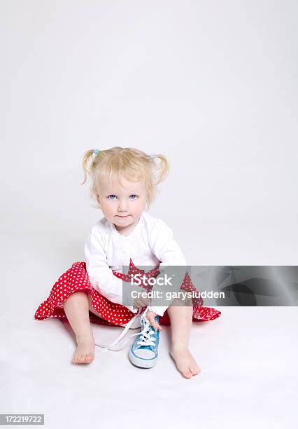 Quiero Usar Estos Zapatos Foto de stock y más banco de imágenes de Niño pequeño - Niño pequeño, Recortable, 18-23 meses