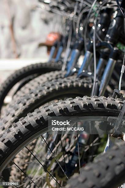Горный Велосипед Шины — стоковые фотографии и другие картинки Велосипед - Велосипед, Вертикальный, Гора