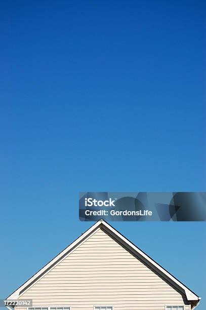 Casa Y Cielo Foto de stock y más banco de imágenes de Tejado - Tejado, Casa, Cielo