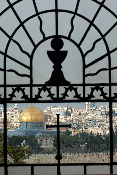 cupola della roccia a gerusalemme - jerusalem israel roof looking at view foto e immagini stock