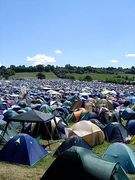 ville de tentes au festival de glastonbury - glastonbury festival photos et images de collection