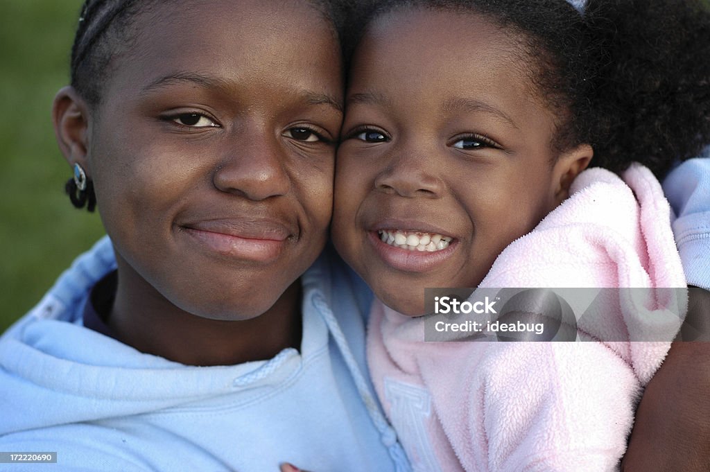 Duas meninas felizes sorrindo e abraçando uns aos outros - Foto de stock de 12-13 Anos royalty-free