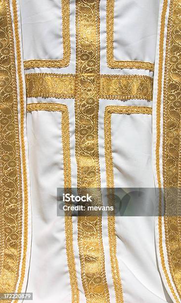 Foto de Vestido Católica Detalhe e mais fotos de stock de Cardeal - Clero - Cardeal - Clero, Catolicismo, Dourado - Descrição de Cor