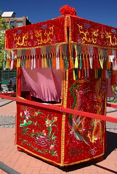 중국 브라이덜 palanquin - sedan chair wedding china bride 뉴스 사진 이미지