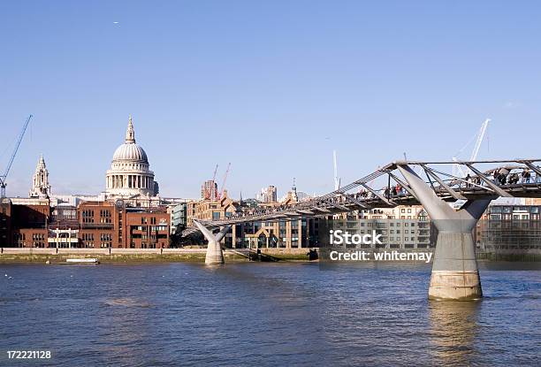 St Pauls E Il Millennium Bridge - Fotografie stock e altre immagini di Acqua fluente - Acqua fluente, Affollato, Attraversare