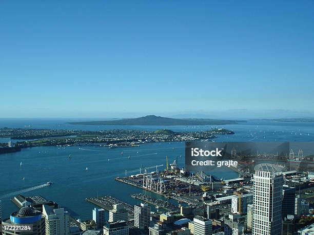 Puerto De Auckland Y Rangitoto Foto de stock y más banco de imágenes de Aire libre - Aire libre, Arquitectura exterior, Auckland