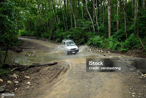 Atingiu O Fluxo - Fotografias de stock e mais imagens de Carro 4x4 - Carro 4x4, Veículo Todo-o-Terreno, Ao Ar Livre