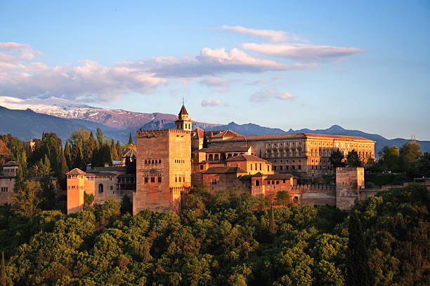 alhambra in granada in der dämmerung. einer der sieben neuen wunder - granada spanien stock-fotos und bilder