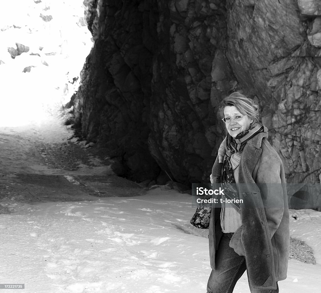Зрелая женщина в снегу - Стоковые фото 50-59 лет роялти-фри