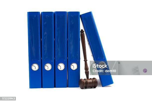 Martelo De Juiz De Madeira E Azul Pasta - Fotografias de stock e mais imagens de Acessibilidade - Acessibilidade, Autoridade, Castanho