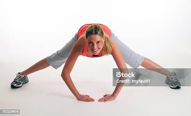 Młoda Kobieta Rozciąganie Jej Nogi - zdjęcia stockowe i więcej obrazów Aktywny tryb życia - Aktywny tryb życia, Biały, Blond włosy