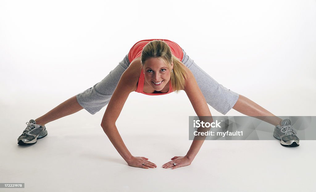 Jovem mulher Alongando suas pernas - Foto de stock de Adulto royalty-free