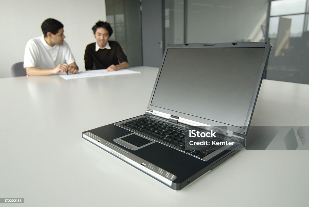 laptop com as pessoas ao fundo - Foto de stock de Aberto royalty-free
