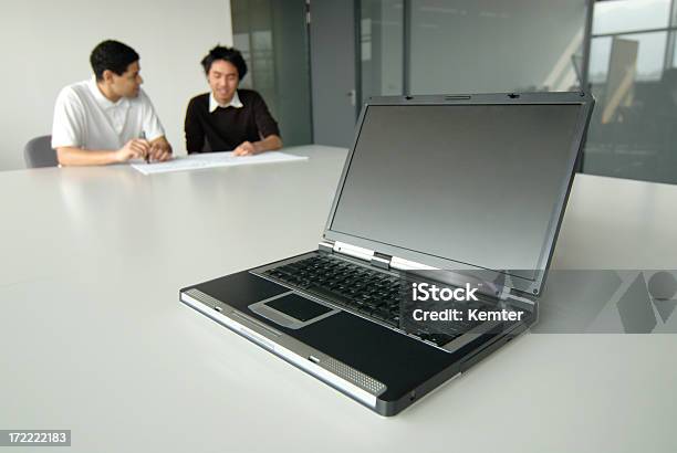 Foto de Laptop Com As Pessoas Ao Fundo e mais fotos de stock de Aberto - Aberto, Adulto, Asiático e indiano