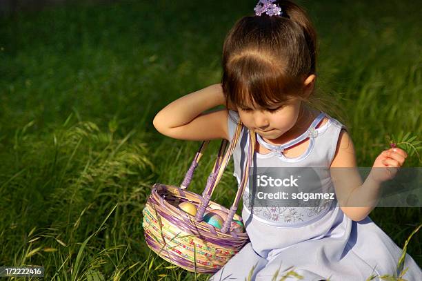 Uovo Di Pasqua Caccia 1 - Fotografie stock e altre immagini di 2-3 anni - 2-3 anni, Ambientazione esterna, Bambine femmine