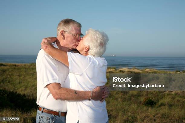 El Beso Foto de stock y más banco de imágenes de 30-39 años - 30-39 años, 35-39 años, 40-44 años