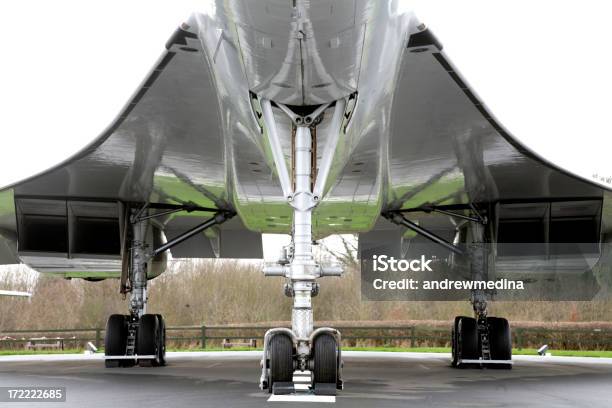 Avión Supersónico En Pista Foto de stock y más banco de imágenes de British Aerospace Concorde - British Aerospace Concorde, Avión supersónico, Avión