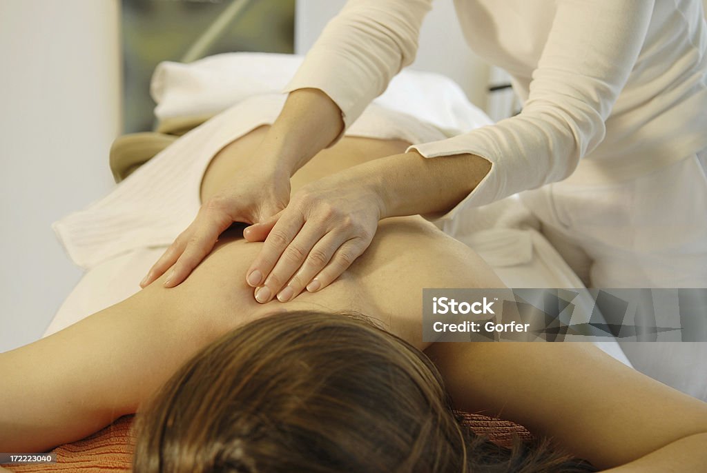 Terapia de masajes - Foto de stock de 20-24 años libre de derechos