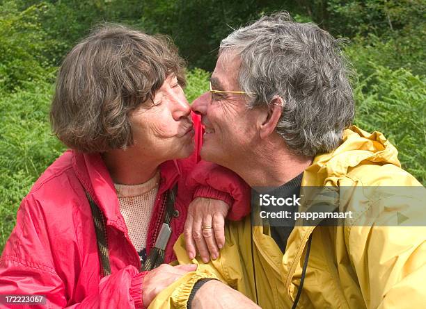 Glücklich Senior Paar In Liebe Und Küssen Im Freien Stockfoto und mehr Bilder von Homosexuell