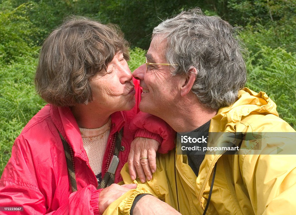 Heureux senior couple dans l'amour et Embrasser en plein air - Photo de Amour libre de droits