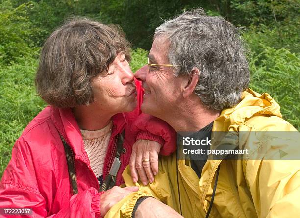 Felice Senior Coppia In Amore Baciare Allaperto - Fotografie stock e altre immagini di Amore - Amore, Baciare, Coppia anziana