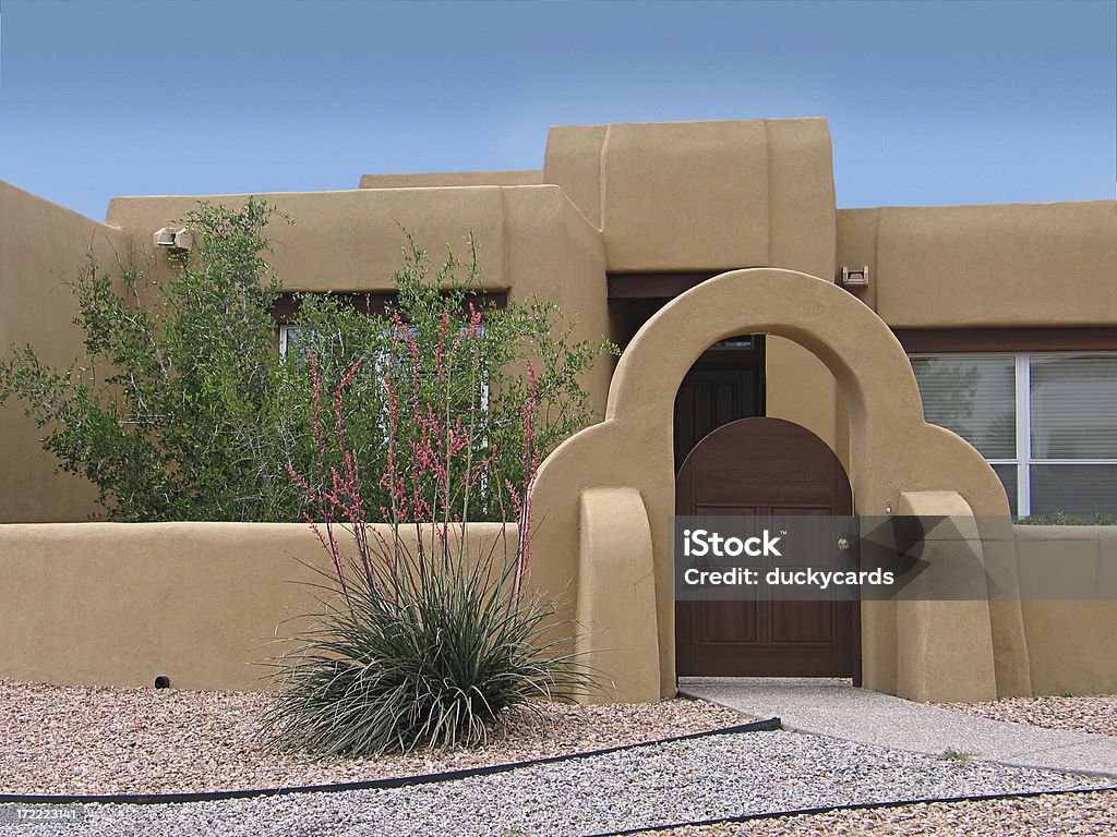 & porta di casa in stile sud-occidentale - Foto stock royalty-free di Edificio residenziale