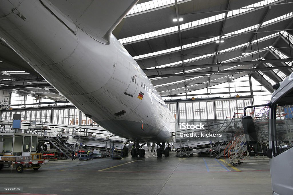 Airliner 、メインテナンスのためにハンガー - 飛行機格納庫のロイヤリティフリーストックフォト