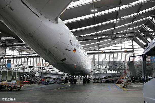 Airliner メインテナンスのためにハンガー - 飛行機格納庫のストックフォトや画像を多数ご用意 - 飛行機格納庫, カラー画像, ローアングル