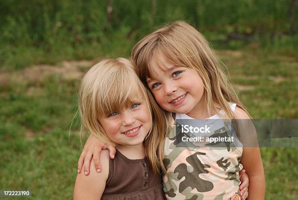 Sisters - Fotografie stock e altre immagini di 2-3 anni - 2-3 anni, 4-5 anni, Abbracciare una persona